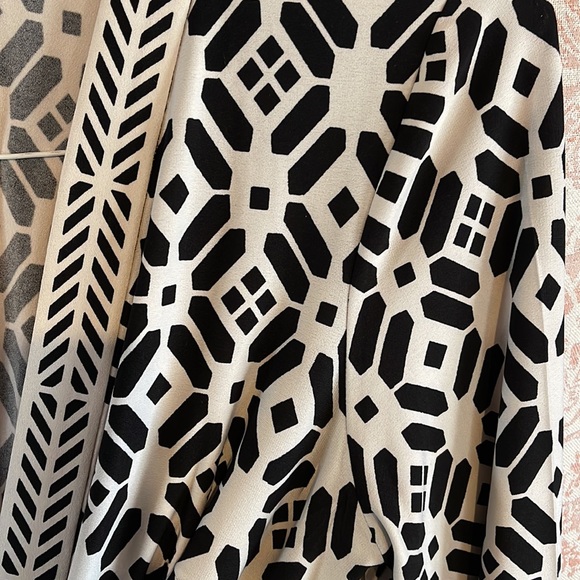 Black and White Textile Wrap Blouse - Picture 3 of 3